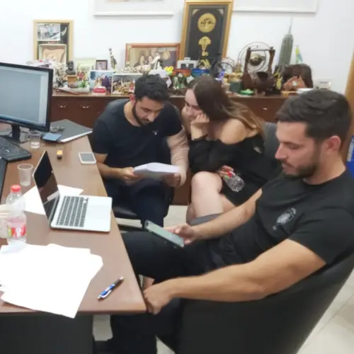 סוכני נדל"ן משווקים נכסים לקונים פוטנציאליים.