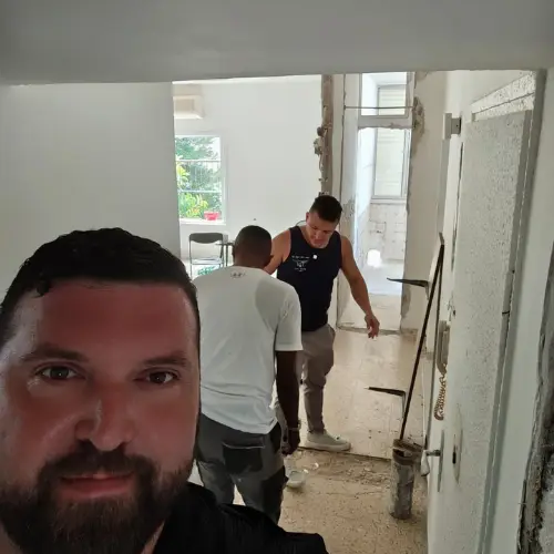 י