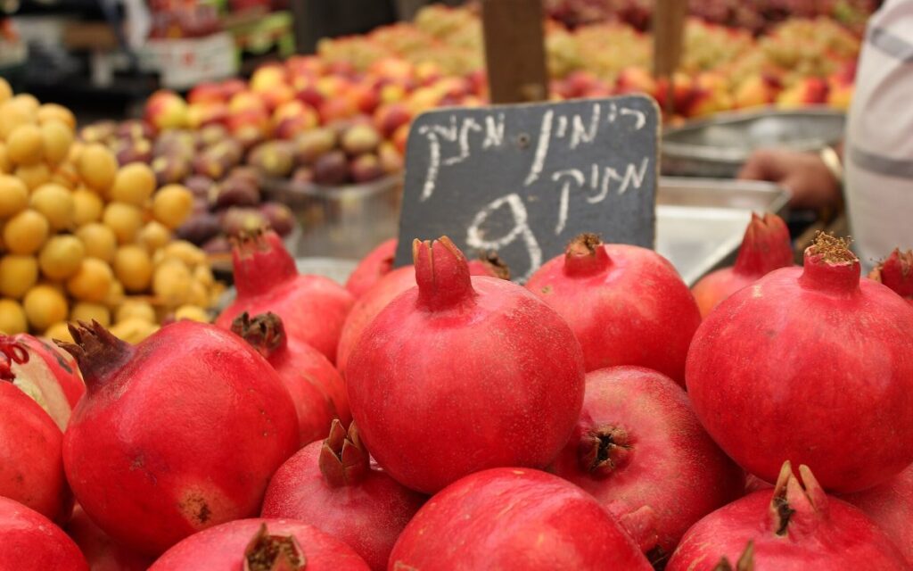 דוכן פירות עם תגי מחיר בשוק מחנה יהודה