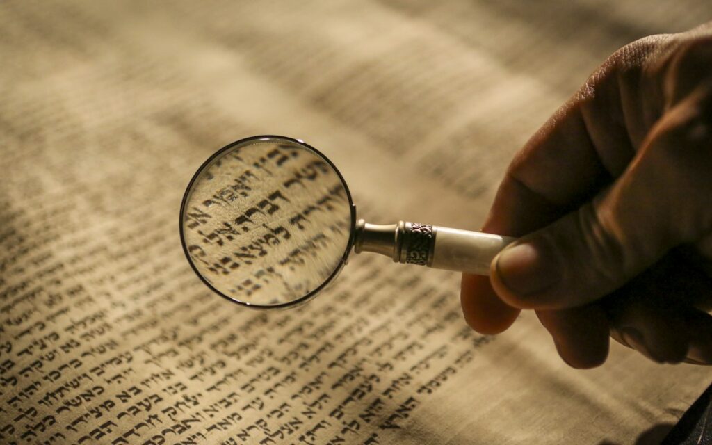 זכוכית מגדלת מעל מסמך
