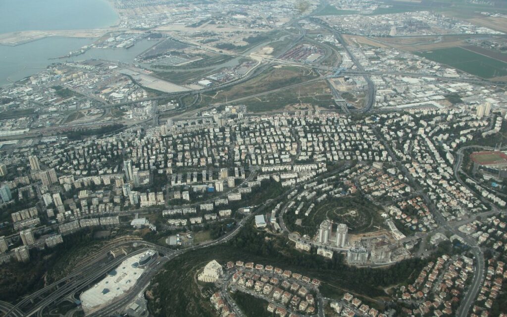 צילום אוויר של שכונות המגורים בחיפה ומפרץ חיפה