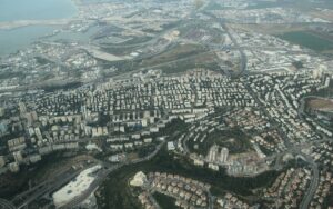 צילום אוויר של שכונות המגורים בחיפה ומפרץ חיפה