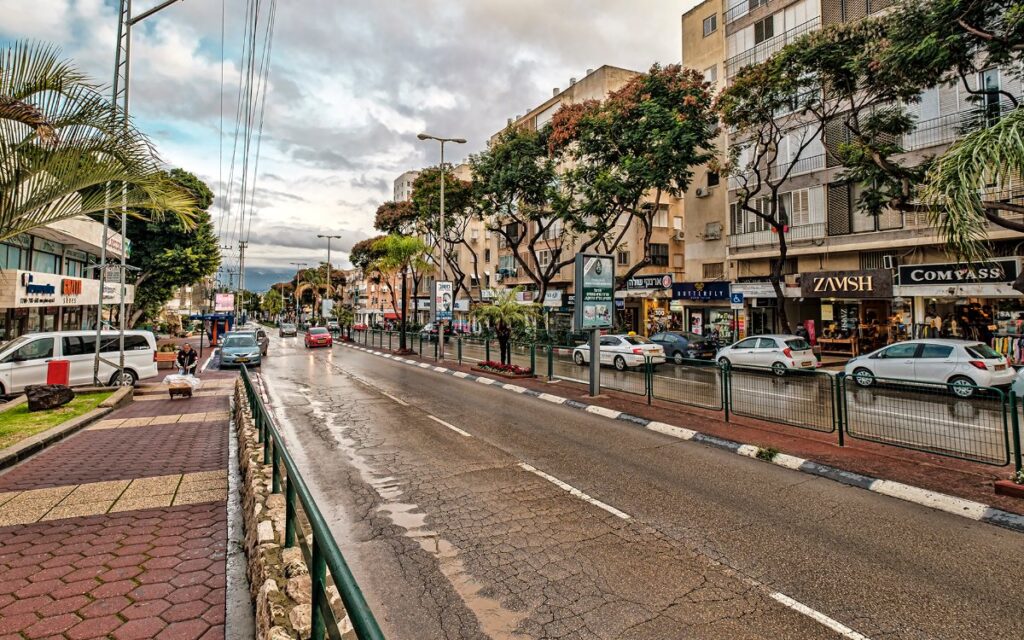 רחוב ויצמן בכפר סבא עם בנייני מגורים ומסחר