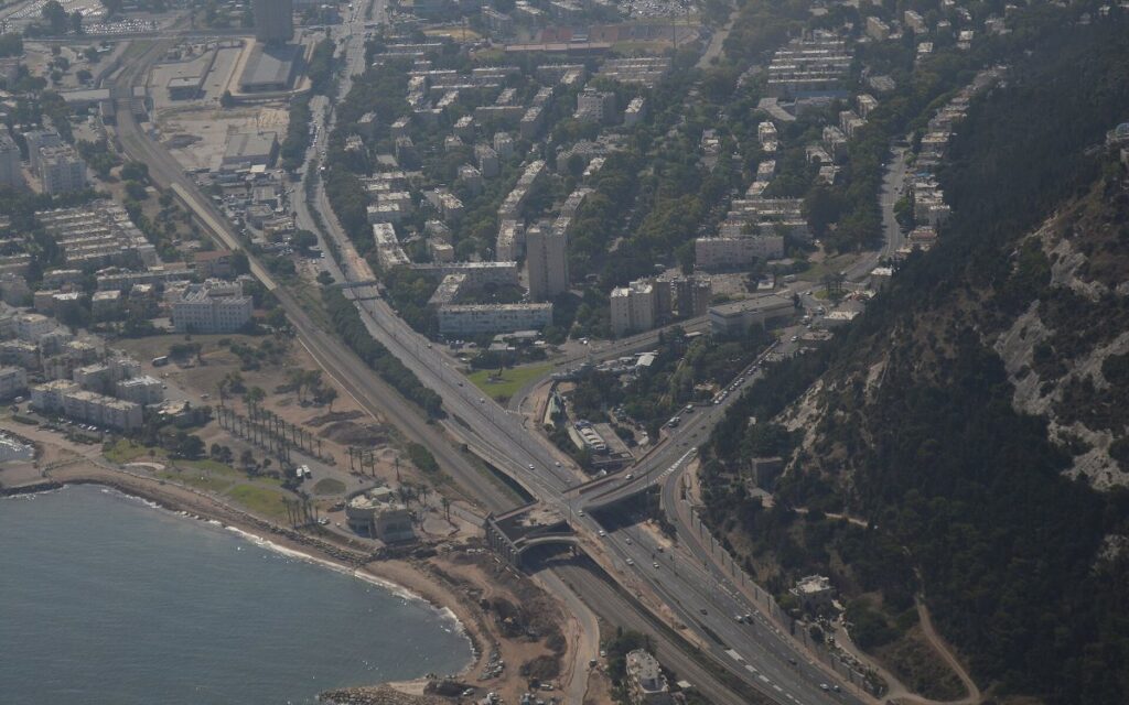 צילום אווירי של שכונת קריית אליעזר בחיפה, מסילת הרכבת ומחלף אלנבי בין הים לכרמל