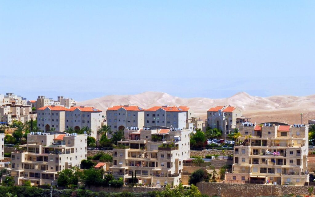 מבט על שכונות מגורים במעלה אדומים ובמורדות המדבר