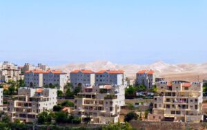 מבט על שכונות מגורים במעלה אדומים ובמורדות המדבר