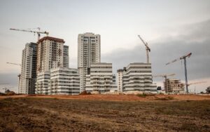 בנייני מגורים חדשים בבנייה ועגורנים בשכונת רקפת בראשון לציון